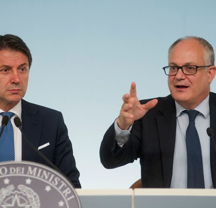 Il premier Conte e il ministro dell'Economia Gualtieri ritratti in una foto d'archivio, pre emergenza Covid