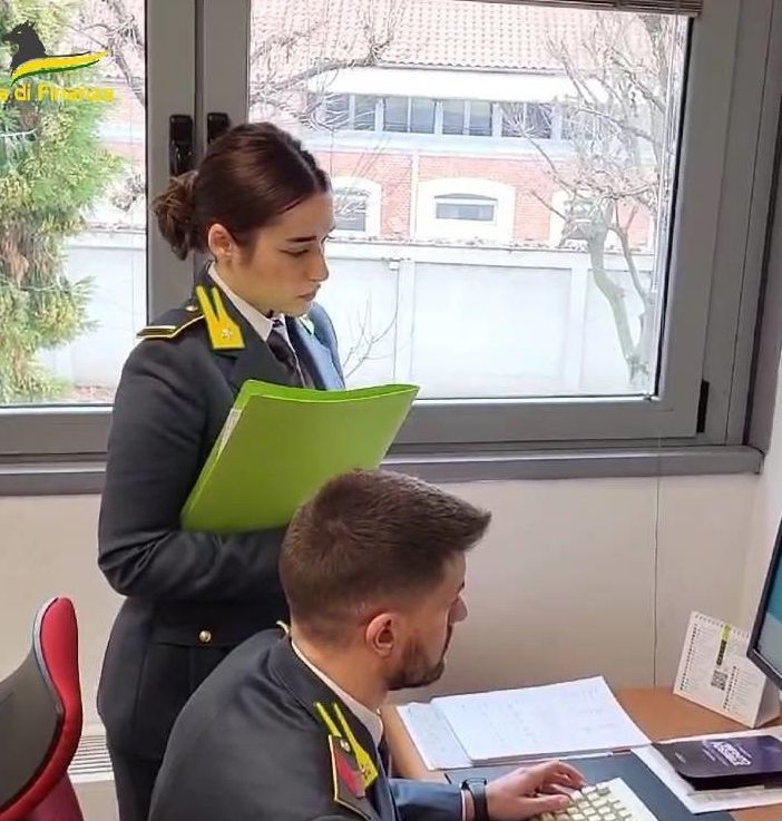 Truffa ai danni dello stato: sospesi dal servizio due funzionari pubblici [VIDEO]