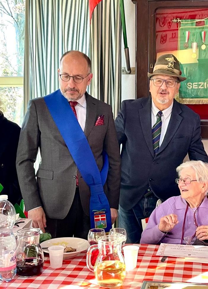 Nella foto con la neo centenaria le autorità intervenute e Fabrizio Pighin, Presidente Associazione Nazionale Alpini di Asti
