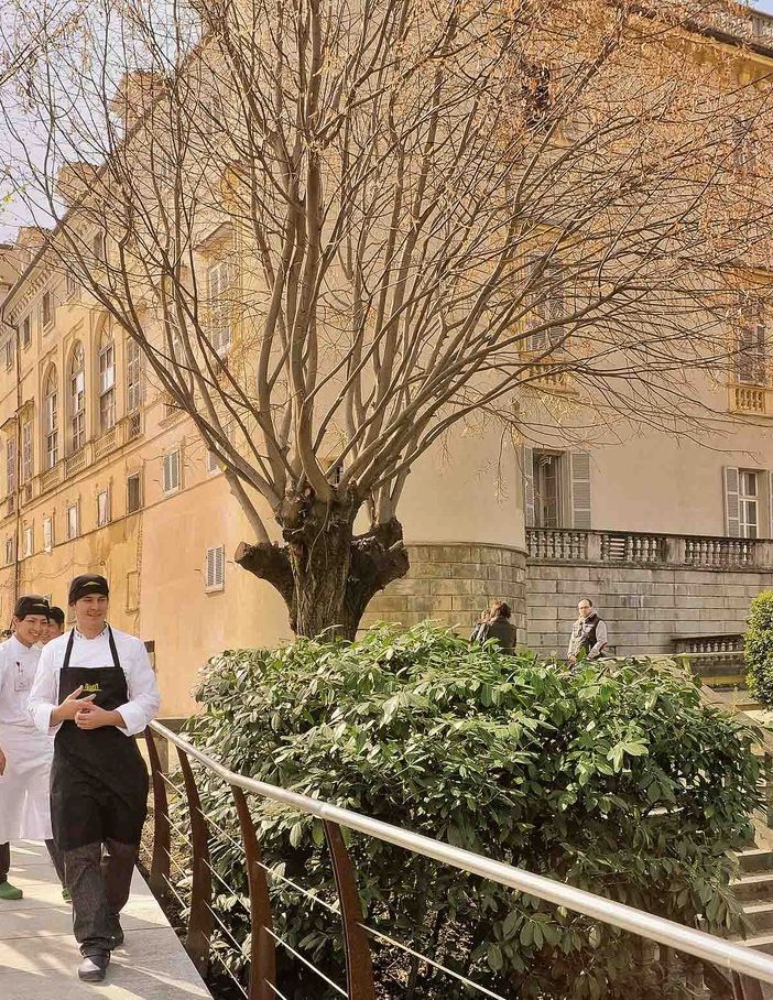 Alcuni studenti dell'ICIF ritratti, di fronte al castello di Costigliole, in una foto d'archivio
