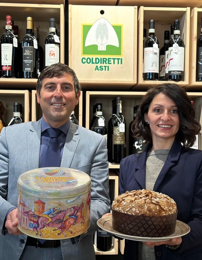 Diego Furia e Monica Monticone con il panettore &quot;firmato&quot; dall'artista astigiano