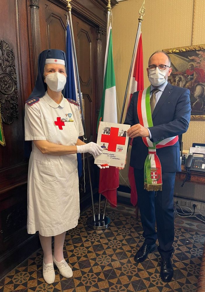 Il sindaco Rasero e Sorella Lucia Portioli - Ispettrice del Corpo delle Infermiere Volontarie del Comitato C.R.I. di Asti