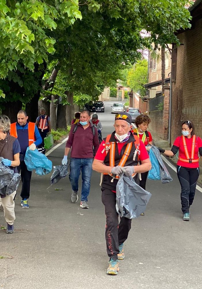 Due immagini relative la camminata ecologica svoltasi a Cinaglio domenica 16 maggio