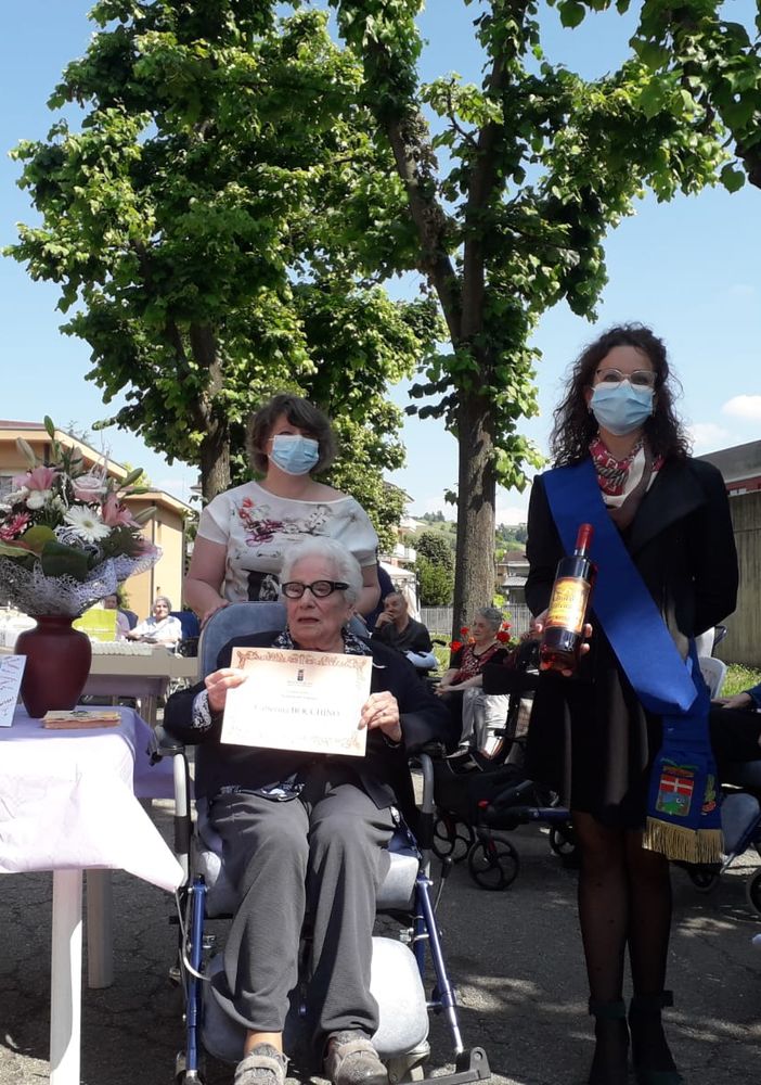 Catterina Bocchino, neo centenaria canellese, con gli amministratori locali
