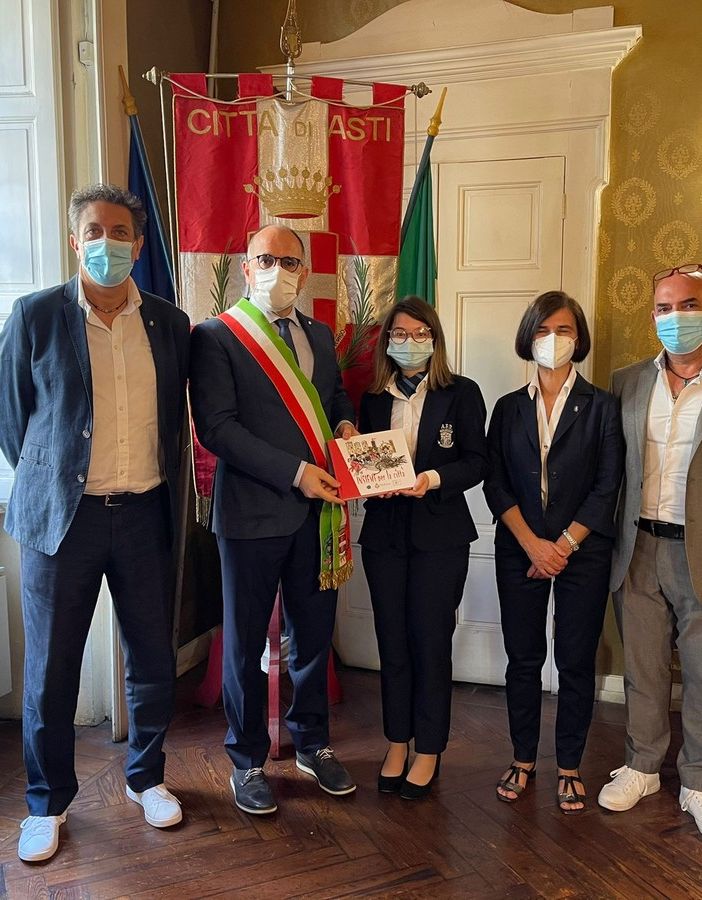 Il momento della consegna del libro “Insieme per la città” da parte del sindaco