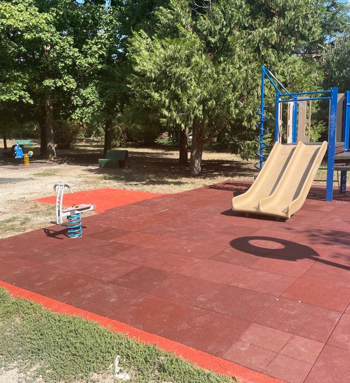 Il parco Bramante ha le sue nuove giostrine. Terminati i lavori di manutenzione