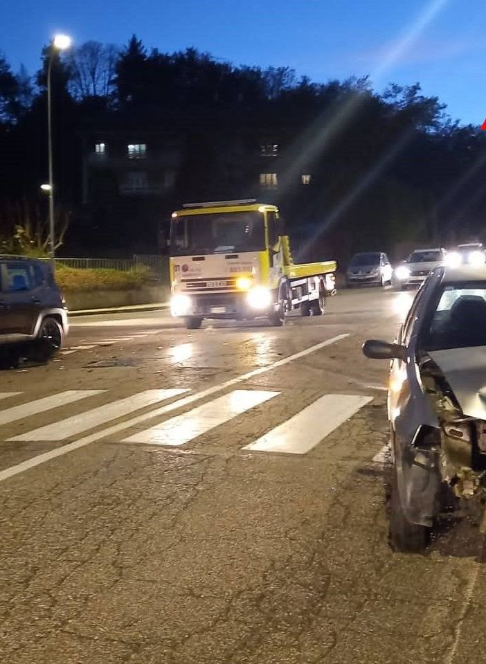 Tre auto gravemente danneggiate in un incidente a Castelnuovo Don Bosco