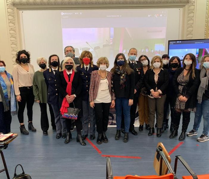 &quot;Parole e immagini contro la violenza&quot; ieri al centro di una mattinata dedicata alle scuole superiori di Asti