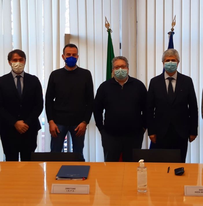 Foto di gruppo per i firmatari del protocollo contro il caporalato agricolo
