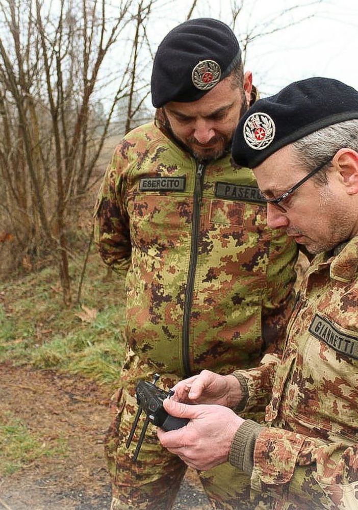 Personale della Squadra S.A.P.R. impegnato nel monitoraggio con i droni