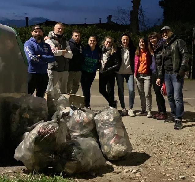 Rifiuti abbandonati: in corso Savona trovati persino i botti dello scorso Capodanno (FOTO)