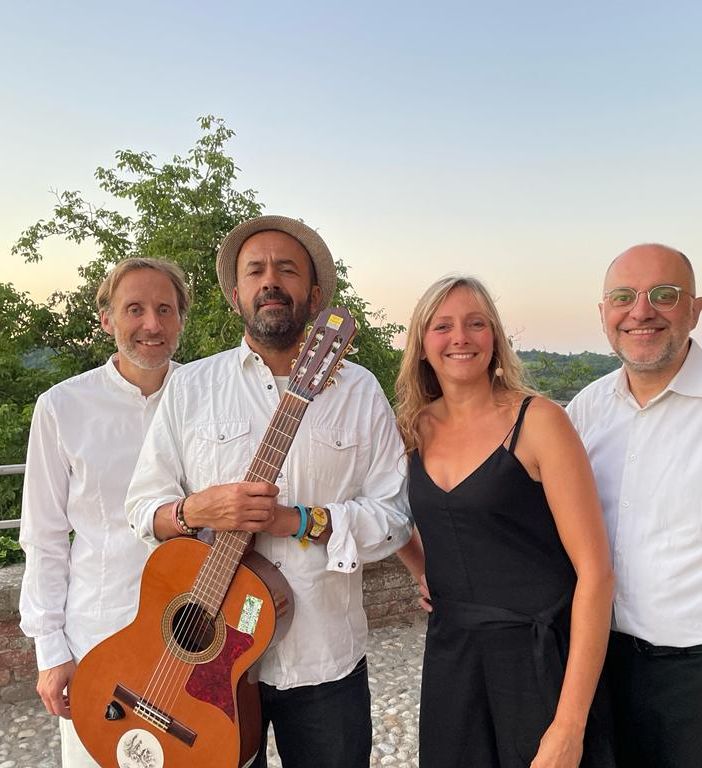 I tre interpreti ritratti con il musicista Ricky Avataneo