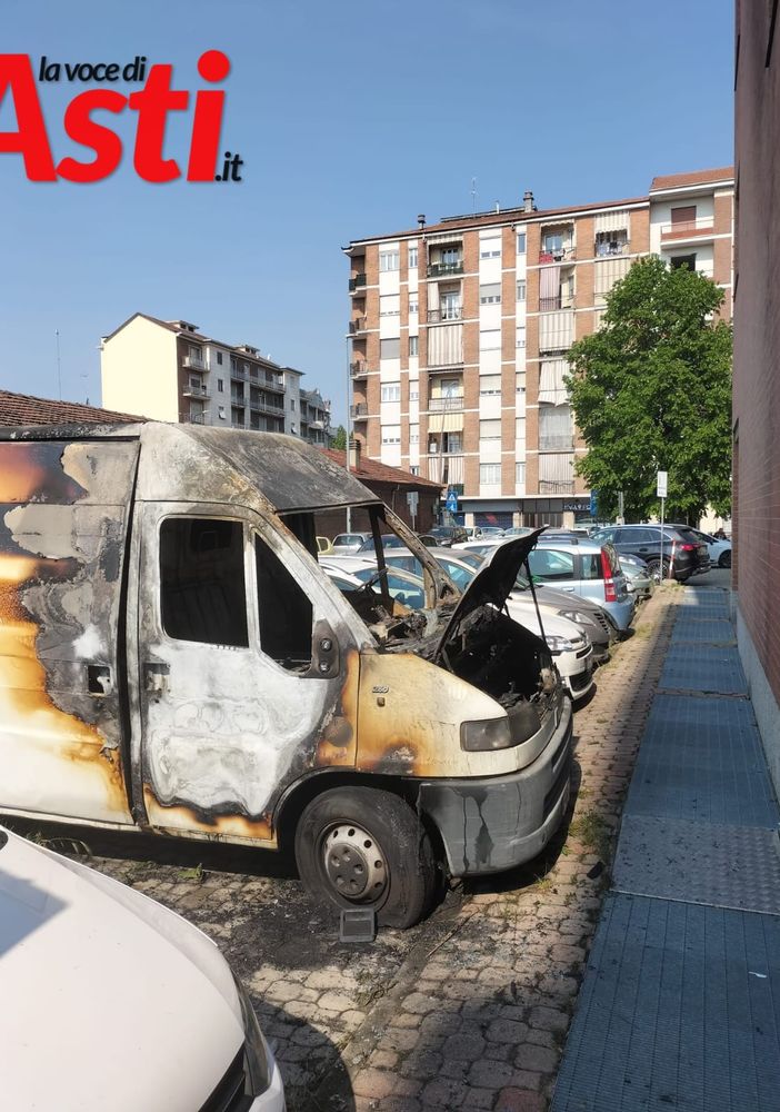 Furgone in fiamme in vicolo Goito ad Asti, il fumo fa scattare l'allarme in un palazzo vicino