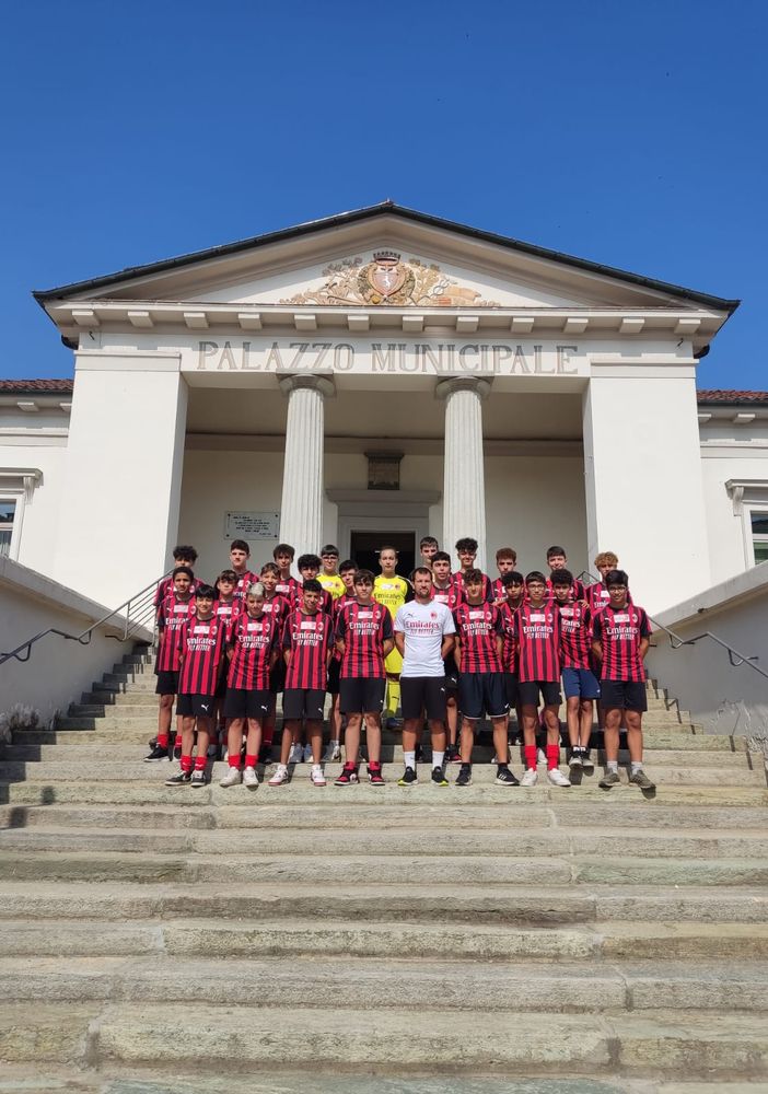 Villanova, l'Amministrazione riceve i ragazzi della Mezzaluna Calcio per il passaggio alle Regionali