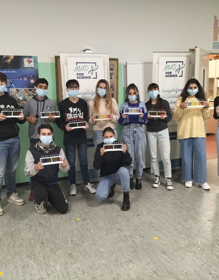 I ragazzi del Liceo Scientifico di Nizza Monferrato in full immersion nell'attività del laboratorio di scienze