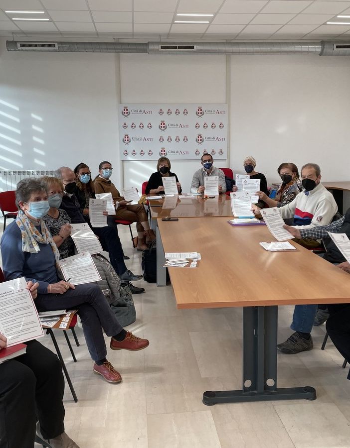 L'assessore Cotto e il dirigente Giolito con i rappresentanti dei Centri anziani del Comune di Asti