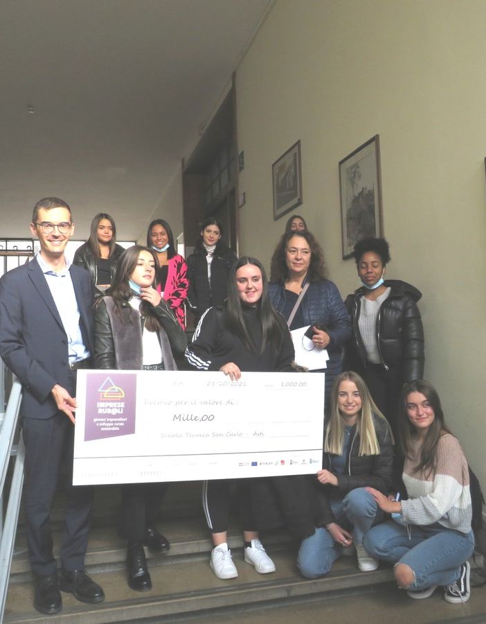 Il presidente Lanfranco con alcuni ragazzi e ragazze delle classi vincitrici