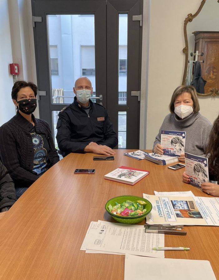 La questura consegna la brochure &quot;Questo non è amore&quot; all'Assessorato alle Politiche Sociali