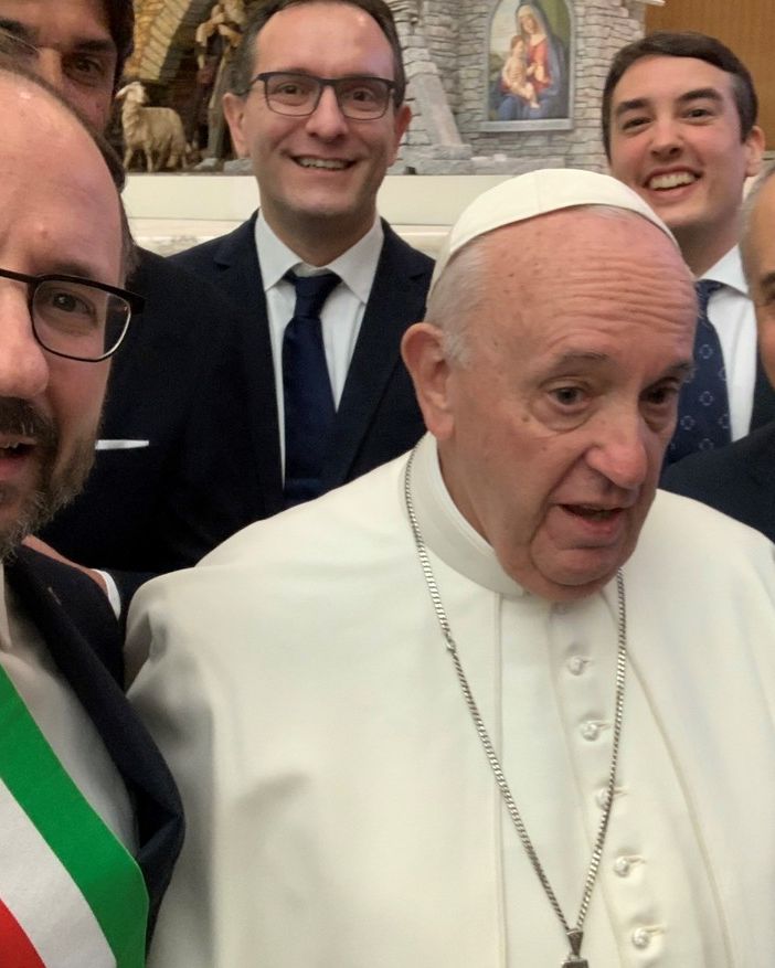 Un immagine della visita in Vaticano della giunta comunale di Asti