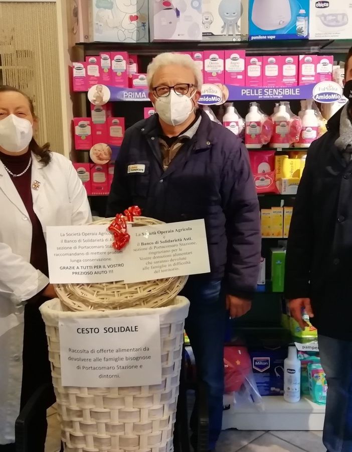 Nella foto, da sinistra: la presidente della SOA Francesca Dalcielo, il responsabile della sezione di Portacomaro Stazione del Banco di Solidarietà e il vicepresidente SOA e promotore dell'iniziativa Paolo Bassi