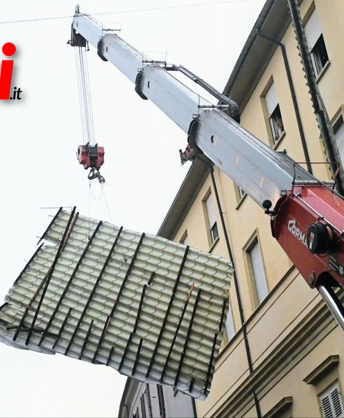 Il lungo e delicato Intervento per rimuovere la tettoia divelta dal vento in via XX Settembre