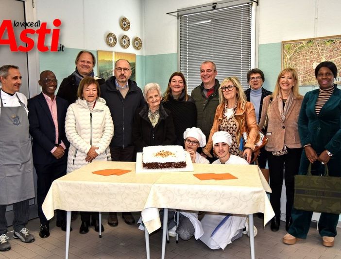 La maxi torta del Papa arriva alla mensa sociale di via Genova