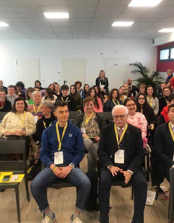 Il professor Calabrese e il direttore Furia ritratti con i partecipanti ad uno degli incontri