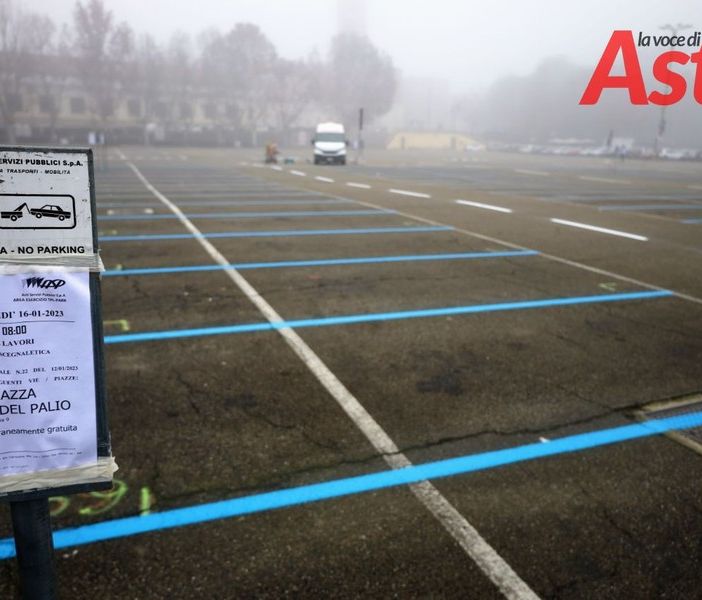 Ambiente Asti: &quot;Blue Monday? Ieri il lunedì più triste per i pendolari, con piazza del Palio tinta di blu&quot;