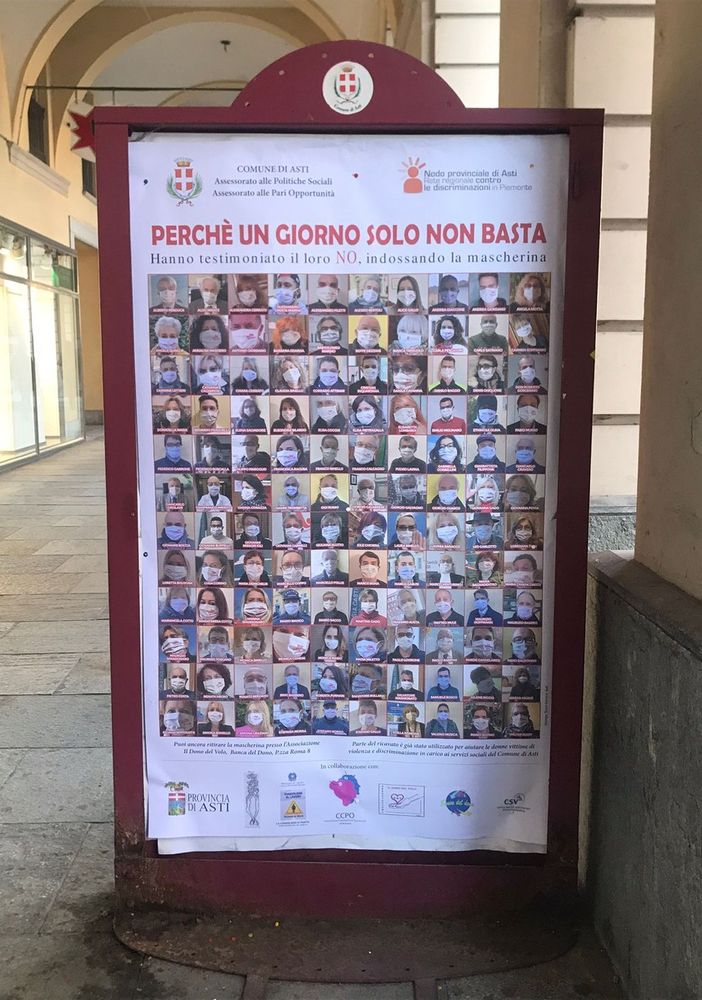 Manifesto contro la violenza sulle donne affisso in centro ad Asti