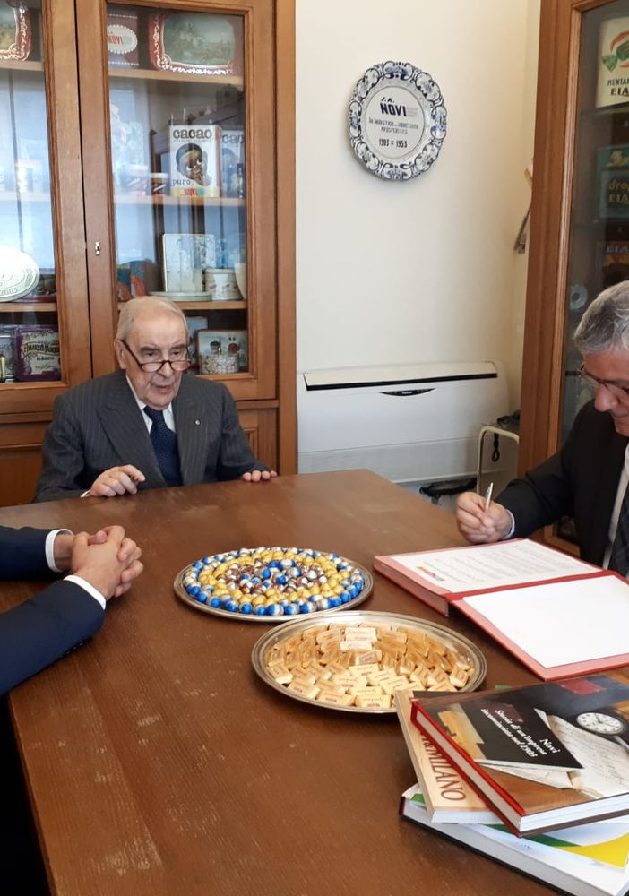 Il presidente di Coldiretti Asti, Marco Reggio, sigla l'accordo con il Cavalier Flavio Repetto