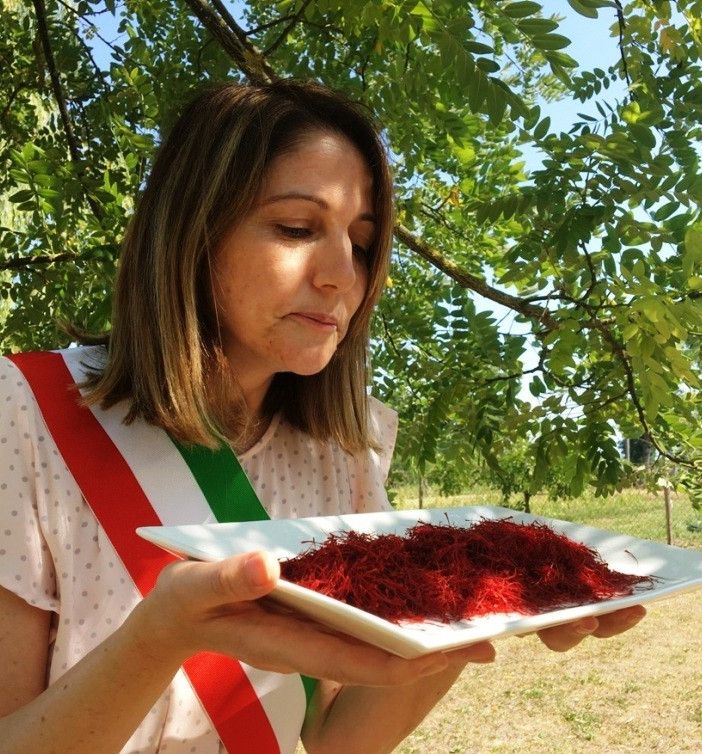 Il sindaco Anna Macchia e lo zafferano