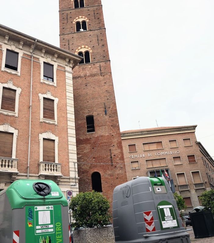 Iniziano a spuntare ad Asti i nuovi bidoni per la raccolta del vetro differenziata per colore (e con loro, le polemiche)