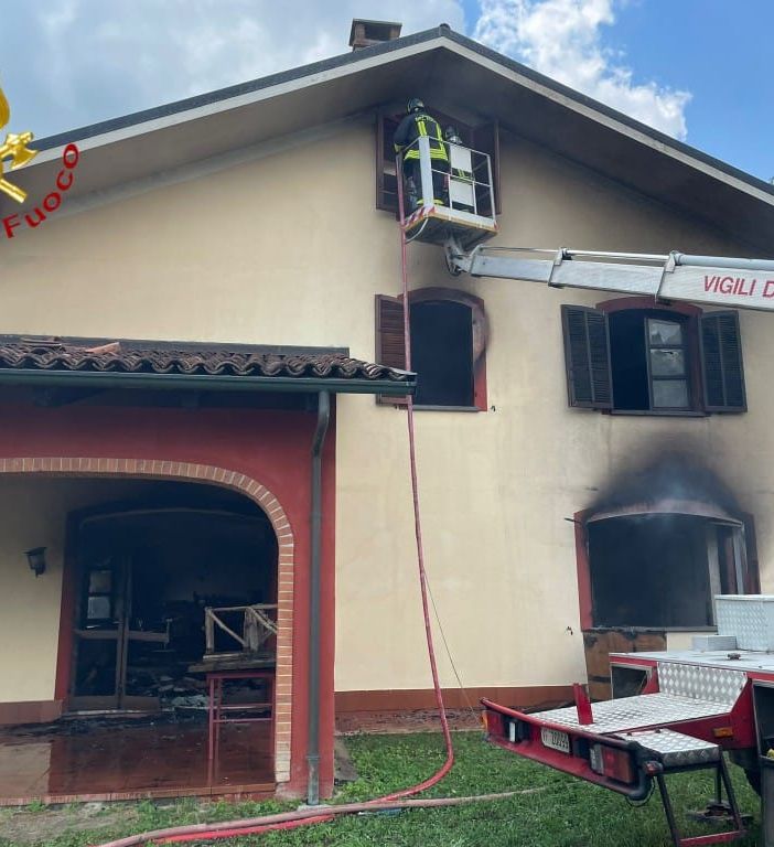 Incendio in una villetta indipendente a Montafia: intervento dei vigili del fuoco [FOTO]