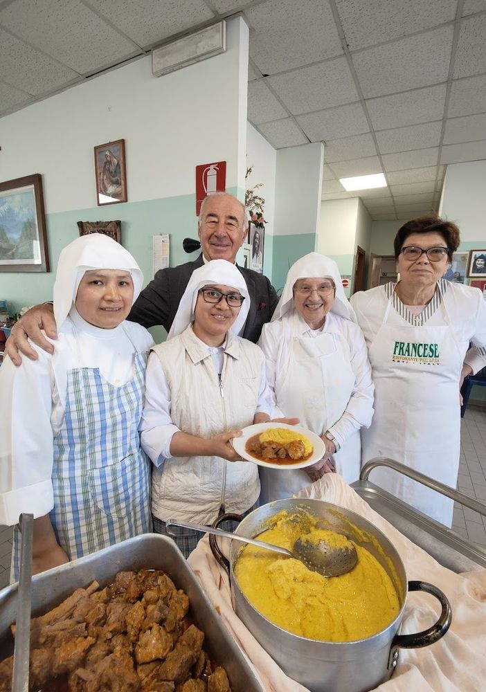 Le suore della mensa sociale con Beppe Francese e la moglie Giuseppina