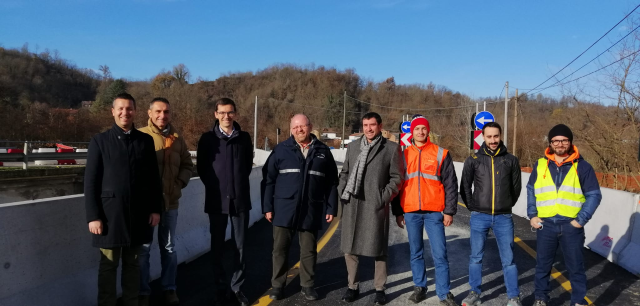 Foto di gruppo a margine dell'inaugurazione del ponte sostitutivo sulla SP 59