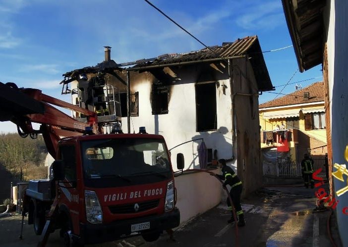 Quel che resta dell'abitazione dopo lo spegnimento delle fiamme