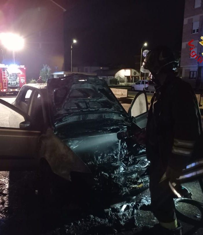 Incendio auto in Praia, cause in corso di accertamento