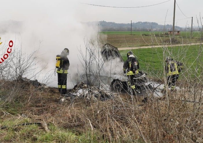 Auto in fiamme in frazione San Marzanotto