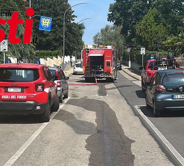 Auto in fiamme in un garage in zona Don Bosco