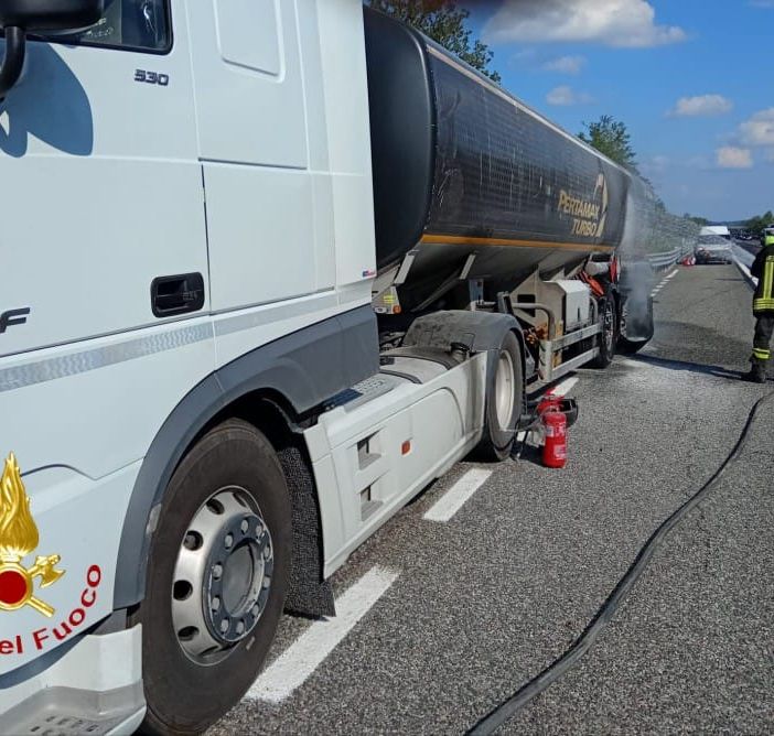 Vigili del fuoco impegnati in autostrada