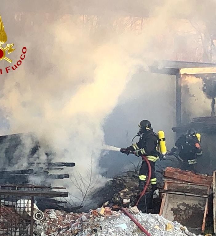 Vigili del fuoco impegnati nello spegnimento del capanno
