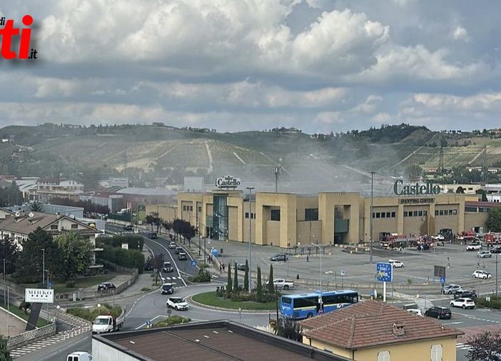 Il fumo conseguente l'incendio appiccato al centro commerciale &quot;Il Castello&quot; di Canelli