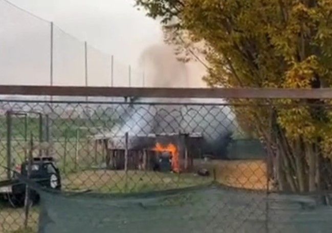 A fuoco la struttura del &quot;Al Terzo Tempo&quot; di Asti, luogo estivo di spettacoli all'aperto [FOTO]