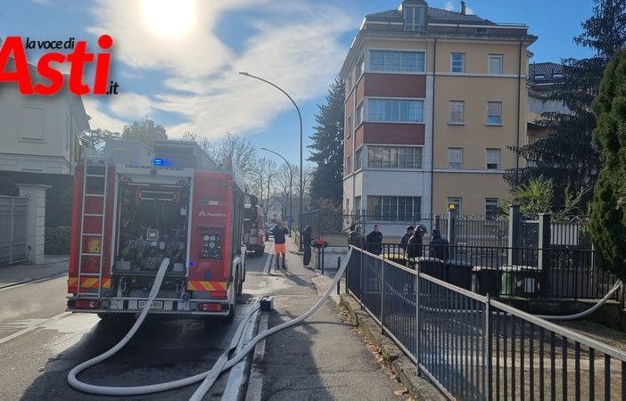 Veicolo in fiamme in un'autorimessa di via Conte Verde [GALLERIA FOTOGRAFICA]