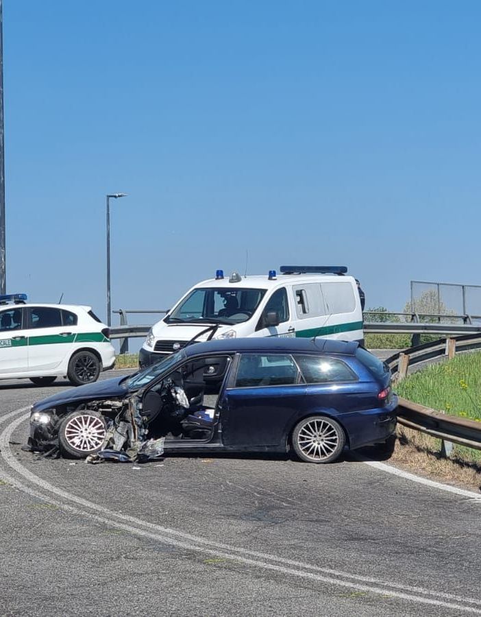 Incidente stradale in corso Savona località Boana. Donna ferita in pronto soccorso