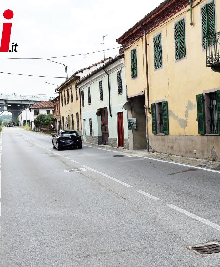 Alcune immagini (ph. Merfephoto - Efrem Zanchettin) che documentano la situazione nella via e i segni dell'incidente Alcune immagini (ph. Merfephoto - Efrem Zanchettin) che documentano la situazione nella via e i segni dell'incidente