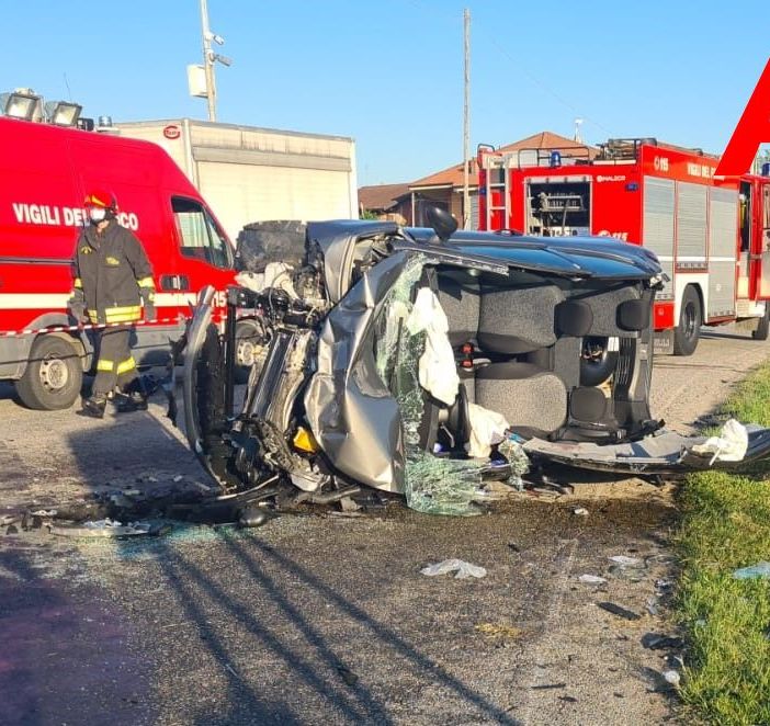 Villanova d’Asti, auto ribaltata dopo un incidente all’incrocio per Valfenera