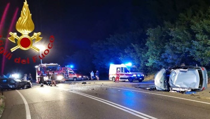 Frontale a Ferrere: una donna è stata estratta dall'auto dai vigili del fuoco