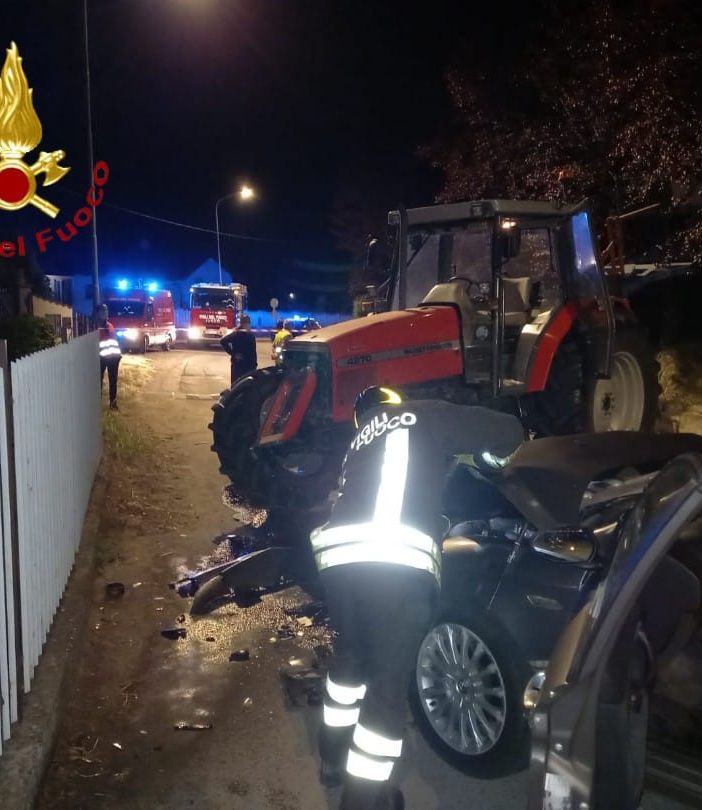 I soccorsi dei vigili del fuoco dopo l'incidente a Cantarana