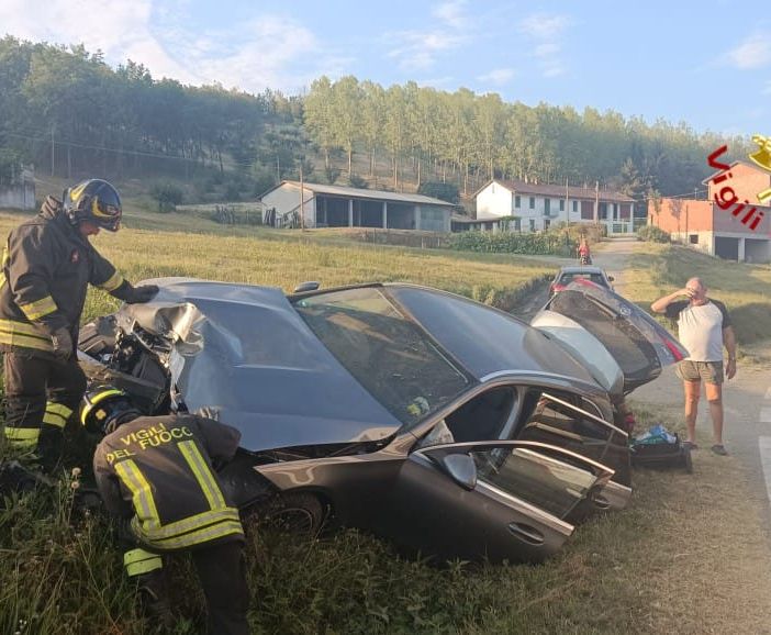 I vigili del fuoco al lavoro sull'auto incidentata in strada per Azzano